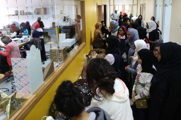 طلاب وطالبات مدرسة العمداء بعجمان يزورون الجامعة