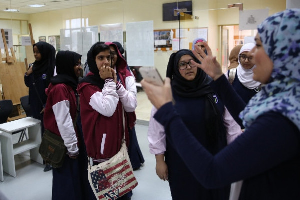 طلاب وطالبات مدرسة العمداء بعجمان يزورون الجامعة