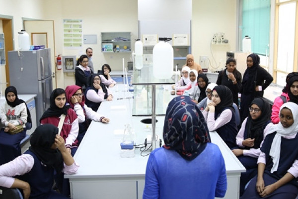 طلاب وطالبات مدرسة العمداء بعجمان يزورون الجامعة