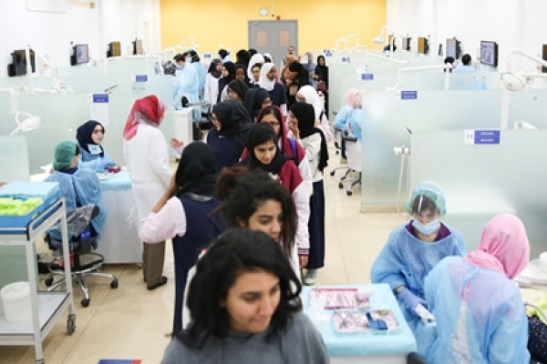 طلاب وطالبات مدرسة العمداء بعجمان يزورون الجامعة