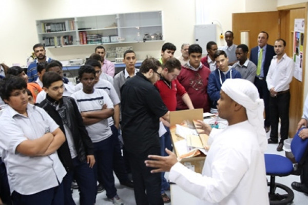 طلاب وطالبات مدرسة العمداء بعجمان يزورون الجامعة