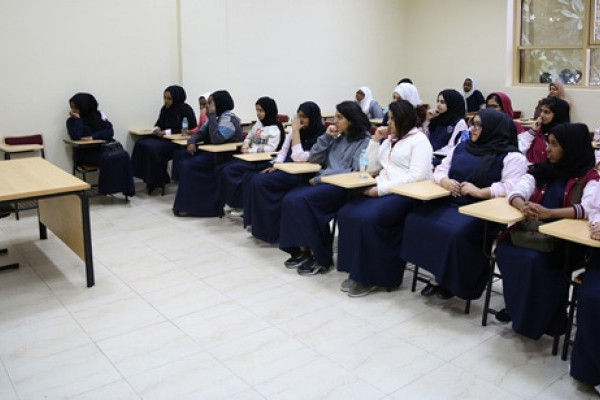 طلاب وطالبات مدرسة العمداء بعجمان يزورون الجامعة