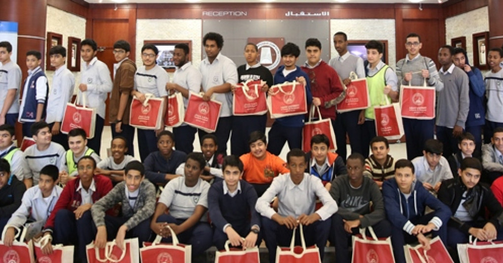 طلاب وطالبات مدرسة العمداء بعجمان يزورون الجامعة