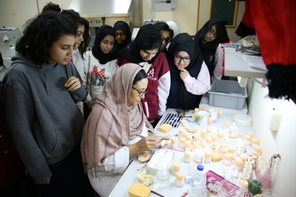 طلاب وطالبات مدرسة العمداء بعجمان يزورون الجامعة